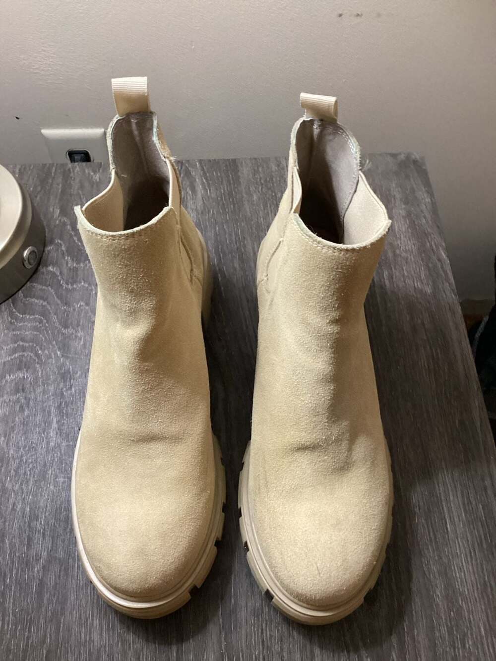 Steve Madden Howler Suede Lug Sole Chelsea Ankle Booties Taupe Size 9.5
